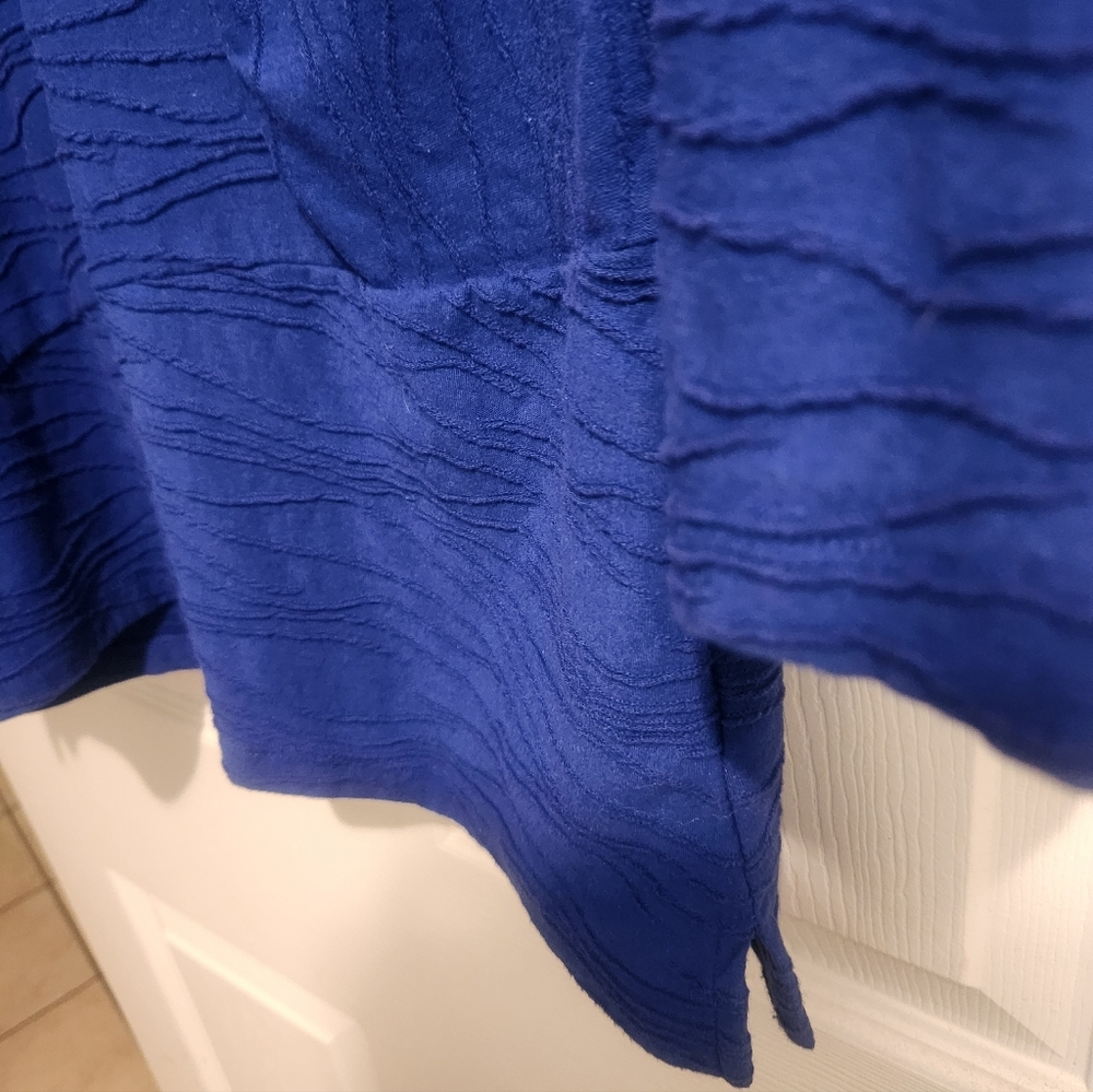 Beautiful Royal Blue Wave Pattern Top - Picture 7 of 7